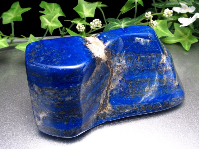 UVライトで蛍光アリ ラピスラズリ 磨き原石 重さ542g 最強の幸運を引き寄せる世界最古のパワーストーン 幸運の象徴 大人気浄化アイテム アフガニスタン産