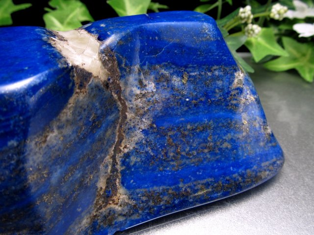 UVライトで蛍光アリ ラピスラズリ 磨き原石 重さ542g 最強の幸運を