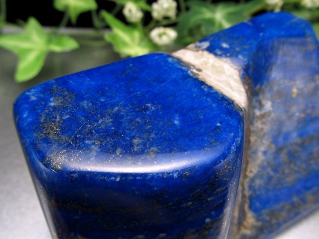 UVライトで蛍光アリ ラピスラズリ 磨き原石 重さ542g 最強の幸運を