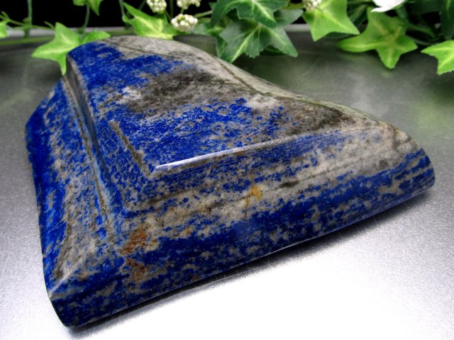UVライトで蛍光アリ ラピスラズリ 磨き原石 重さ607g 最強の幸運を引き寄せる世界最古のパワーストーン 幸運の象徴 大人気浄化アイテム アフガニスタン産