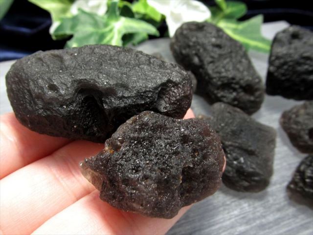 テクタイト隕石 今回は小さめタイプ テクタイト原石 詰め合わせ 約100gパック