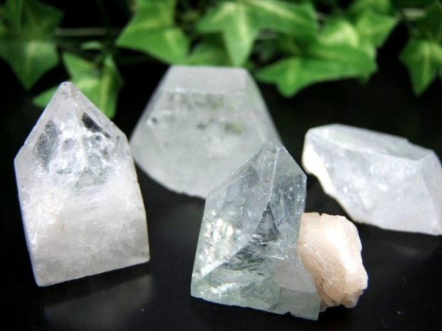 ★特選一石★希少☆強力な浄化の石【極上アポフィライト『魚眼石』結晶ポイント】❤️ ☆希少な結晶ポイント！☆強力な浄化の石☆ゼオライトグループの結晶