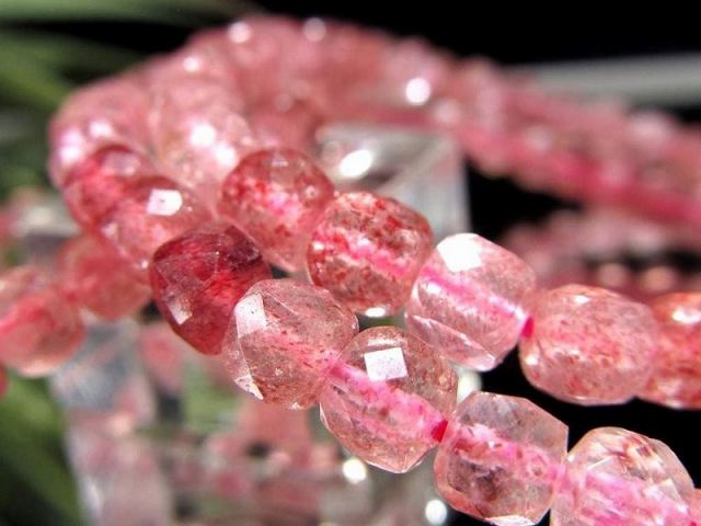 モスコバイトインクォーツ キューブカット ブレスレット 4mm-5mm×39珠前後 キラキラキューブカット 果肉感あふれるつぶつぶストロベリー結晶