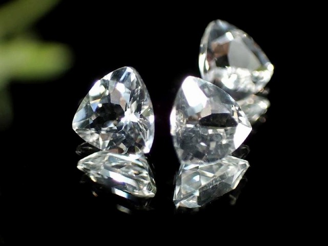 限定奉仕価格 宝石質ホワイト・フェナカイト ルース トリリアントカットルース 最大幅約5.3mm 厚さ約3.3mm 約0.5ct 1粒売り フェナサイト フェナス石