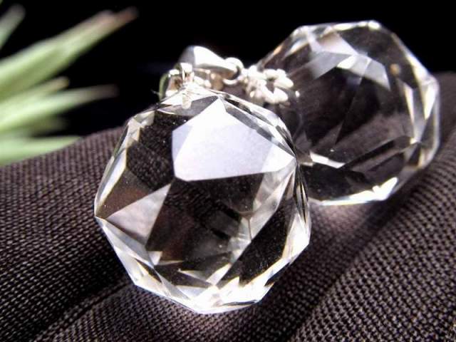 キラキラカット 水晶カット ペンダントトップ タイプA 石サイズ縦約18mm 1個売り ラグジュアリー仕上げ 全てを浄化し活性化させる万能ストーン Silver925