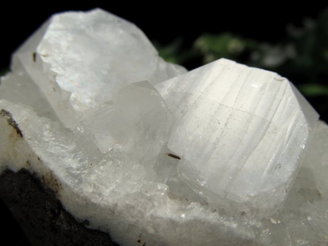 魅惑のアジャンタ アポフィライト クラスター原石 最大幅約114mm 重さ約596g 第三の目を開く 強力な浄化の石 ゼオライトグループの結晶鉱物 天使の水晶