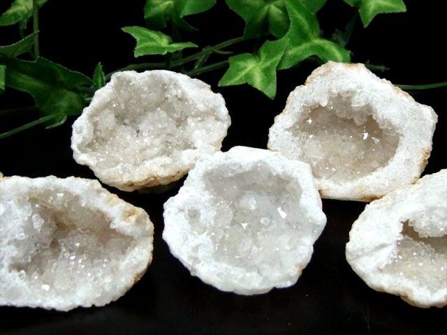 水晶　ジオード　ハーフ キラキラ 天然タイプ ちびジオード 昌洞 ハーフカット 1個売り 30g-40g