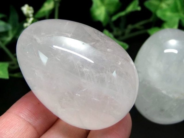 水晶 エッグ型 置物 重さ約80g-90g前後 高さ45mm-50mm前後 すべての