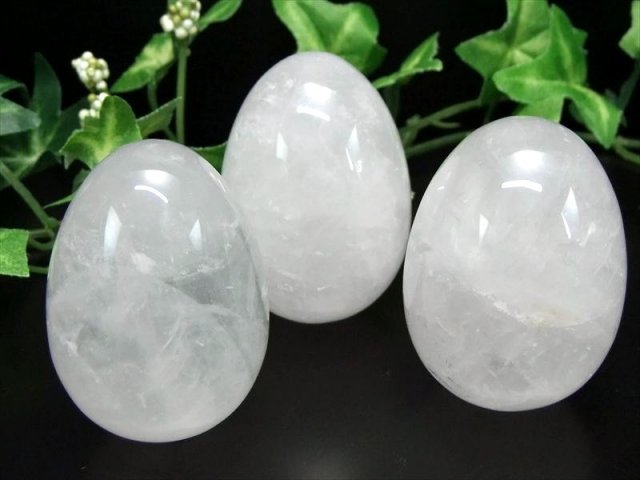 水晶 エッグ型 置物 重さ約80g-90g前後 高さ45mm-50mm前後 すべての