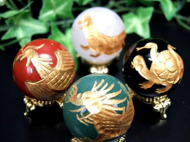 大吉開運 極上彫刻 最強守護石 縁起物 四神彫り 丸玉置物セット 4個セット 台座付 直径約30mm 重さ144g 個 アベンチュリン ローズクォーツ レッドジャスパー