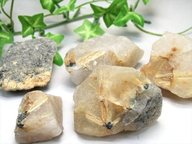 金針水晶原石 ゴールドルチル 原石 300gパック 約3-6個入り しっかり大きめサイズ ゴールド二酸化チタン&ヘマタイト結晶 金運・仕事運・勝負運のお守り