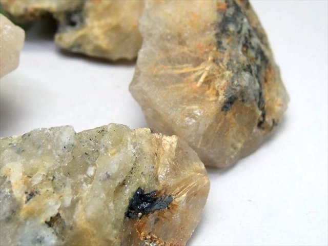 ゴールドルチル 原石　虹入り　約65ミリ theory xyz ルチルクォーツ 置物 母岩(結晶)入り ゴールドルチル