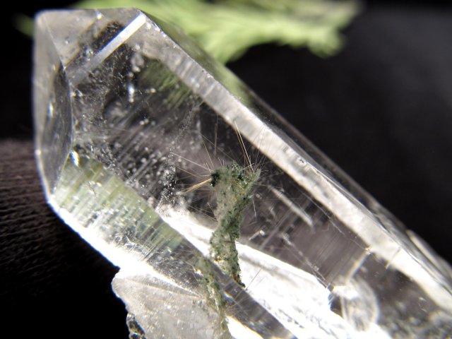 ヒマラヤ山脈の最高品質水晶 クローライト・ルチル共生 キングオブクォーツ 超レア マニハール産水晶 クローライト共生 クラスター 最大幅約49mm 約28g