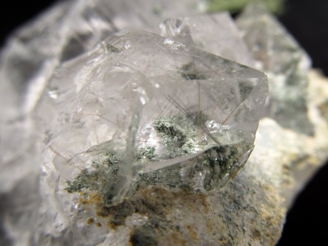 激レア ルチル・クローライト共生 キングオブクォーツ 超レア マニハール産水晶 クローライト共生 クラスター ギャランティーカード付 最大幅 約78mm 重さ