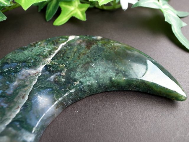 【天然石 モスアゲート｜月型オブジェ｜インテリアに最適】 結晶を贅沢に刳り抜いた三日月型置物 モスアゲート 月型置物 重