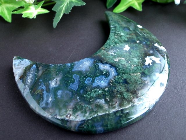 【天然石 モスアゲート｜月型オブジェ｜インテリアに最適】 結晶を贅沢に刳り抜いた三日月型置物 モスアゲート 月型置物 重