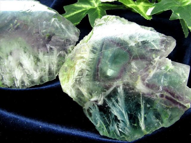 天使の羽根入り エンジェルフェザー フローライト プレート原石 1個売り 重さ約100g-130g 天才の石 蛍石 インテリアに アメリカ産