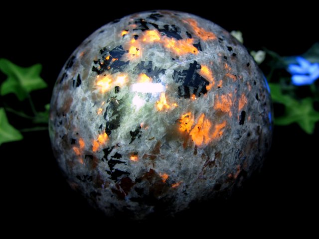 UVライトで蛍光 ユーパーライト 丸玉 直径71mm 重さ511g ブラックライトでオレンジ色に蛍光 悪いものから身を守ってくれる石 一点物