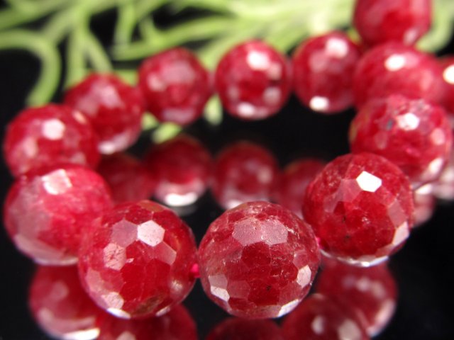 煌びやかなミラーボールカット 2A+ ブラッディルビー 紅玉 ミラーボールカットブレスレット 8.5mm-9mm×22珠 濃厚真紅 存在感抜群 アフリカンルビー