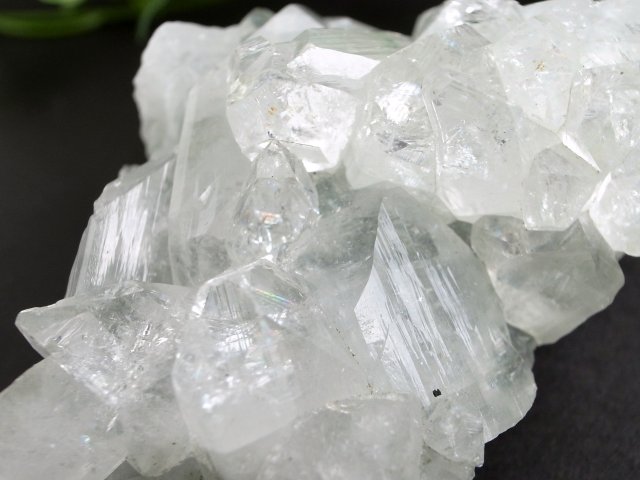 虹入り 別格品質 アポフィライト 魚眼石 クラスター原石 最大幅74mm 重さ132g 麗しい結晶群 直観力や洞察力を高める石 天使の水晶 第三の目を開く 点もの