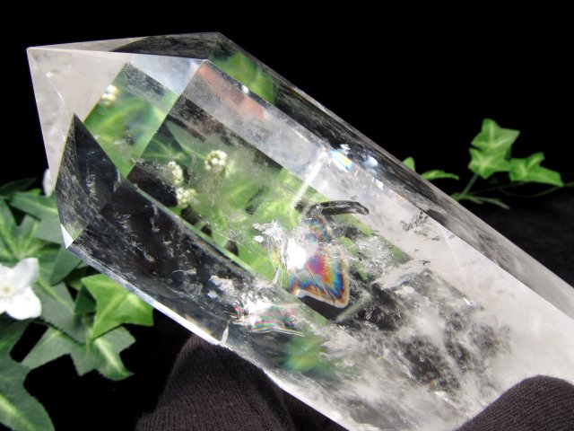 虹・エンジェルラダー入り 透明水晶 ポイント 六角柱 専用木製台座付き 高さ189mm 重さ824g 極上超透明 浄化 インテリア一点もの ブラジル産