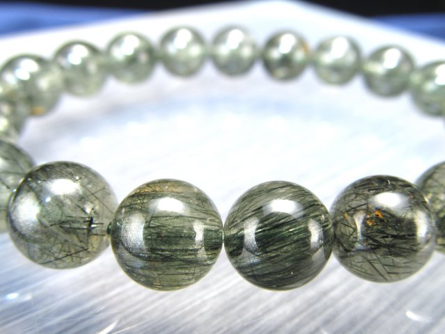 店頭展示中 鮮やかな緑針が際立つ 4A グリーンルチルクォーツ