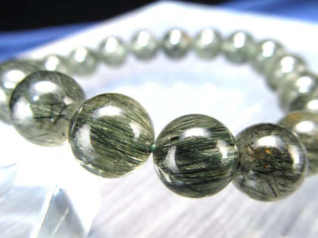 店頭展示中 鮮やかな緑針が際立つ 4A グリーンルチルクォーツブレスレット 9.5mm-10mm×20珠 注目のモザンビーク産 癒しのグリーン 透明感あり