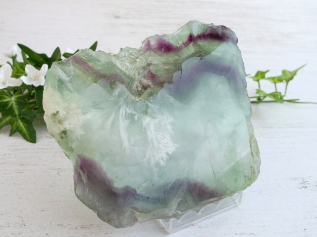 天使の羽根入り エンジェルフェザー フローライト 蛍石 プレート原石 最大幅約116mm 重さ約330g 天才の石 インテリアに 虹の様なパープル&ブルーグリーン層