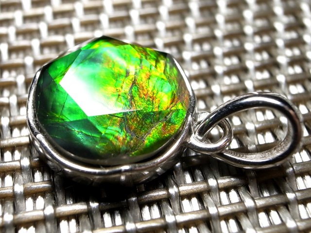 生物起源の宝石 5A アンモライト 六芒星型 ペンダントトップ 石部分直径10mm 幸運を呼び込む石 Silver925 一点もの カナダ産