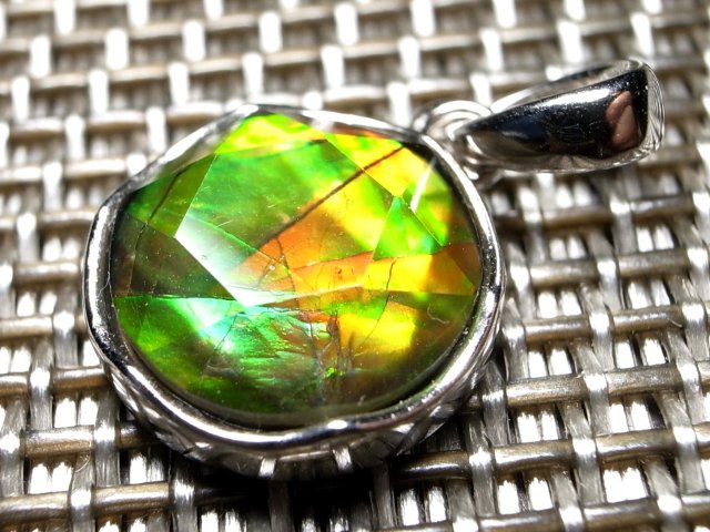 店頭展示中 生物起源の宝石 5A アンモライト 六芒星型 ペンダントトップ 石部分直径10mm 幸運を呼び込む石 Silver925 一点もの カナダ産