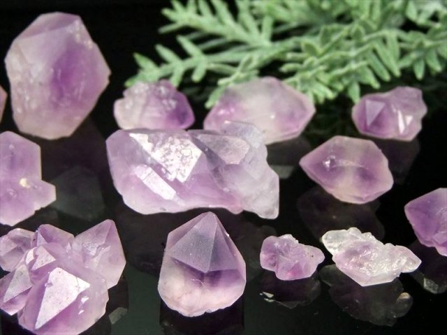 ラベンダーアメジスト 紫水晶 結晶詰め合わせ 100gパック 約10mm-30mm 磨りガラスのようなマットな質感 愛の守護石 浄化用・インテリアに マダガスカル産