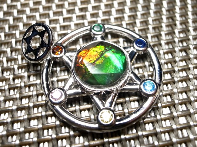 激レア 5A アンモライト 六芒星&チャクラタイプ ペンダントトップ 外径20mm 石直径8mm 生物起源の宝石 幸運を呼び込む石 一点もの カナダ産