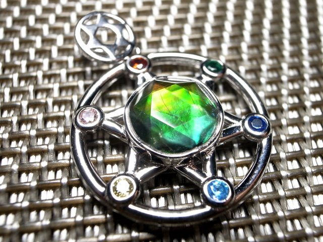 激レア 5A アンモライト 六芒星&チャクラタイプ ペンダントトップ 外径20mm 石直径8mm 生物起源の宝石 幸運を呼び込む石 一点もの カナダ産