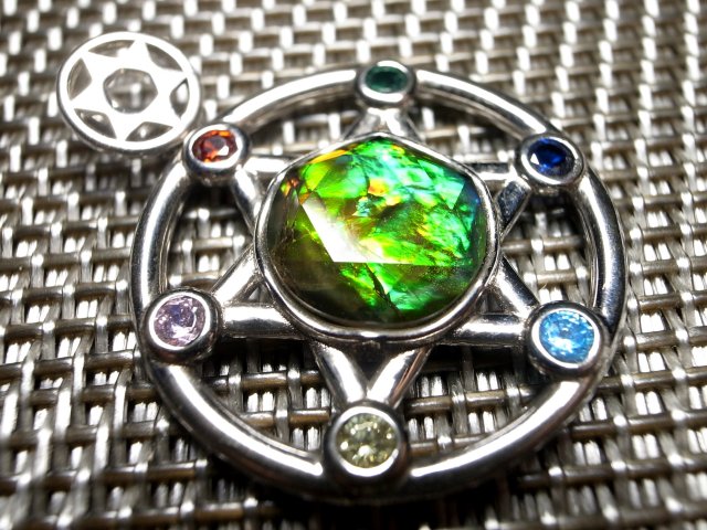 激レア 5A アンモライト 六芒星&チャクラタイプ ペンダントトップ 外径24mm 石直径10mm 生物起源の宝石 幸運を呼び込む石 一点もの カナダ産