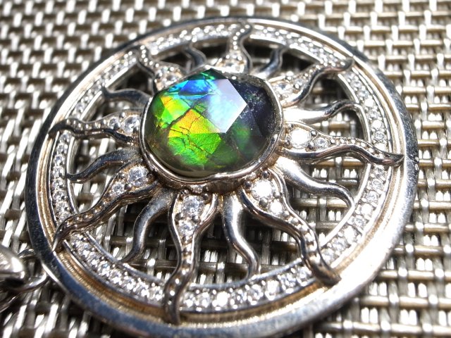 次回入荷未定 5A アンモライト 太陽モチーフ ペンダントトップ 外径32mm 石直径10mm 幸運を呼び込む石 一点もの silver925 カナダ産