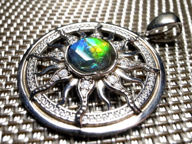 次回入荷未定 5A アンモライト 太陽モチーフ ペンダントトップ 外径32mm 石直径10mm 幸運を呼び込む石 一点もの silver925 カナダ産