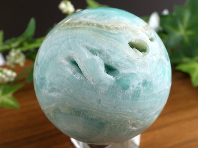 淡く優しいスカイブルーとホワイトのグラデーション ブルーアラゴナイト 霰石 丸玉 台座付 直径48mm 重さ157g 癒し なごみ石 ストレス緩和の石 置物