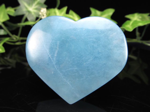 ふんわりクリアブルー 『夜の宝石の女王』の美称をもつ天然石 サンタマリアブルー アクアマリン ハート型タンブル 最大幅52mm 重さ59g 海の妖精の宝物