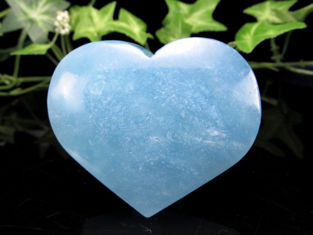 ふんわりクリアブルー 『夜の宝石の女王』の美称をもつ天然石 サンタマリアブルー アクアマリン ハート型タンブル 最大幅55mm 重さ62g 海の妖精の宝物
