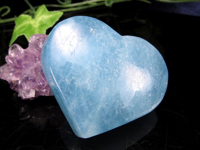 ふんわりクリアブルー 『夜の宝石の女王』の美称をもつ天然石 サンタマリアブルー アクアマリン ハート型タンブル 最大幅48mm 重さ56g 海の妖精の宝物