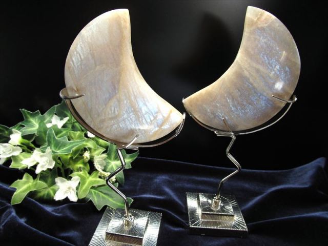 新入荷 クレセントムーン 月型 置物 専用台座 台座の高さ約12cm 置物の厚さ1cm前後まで乗せれます 角度の調整可能 卓上ディスプレイ シルバーカラー