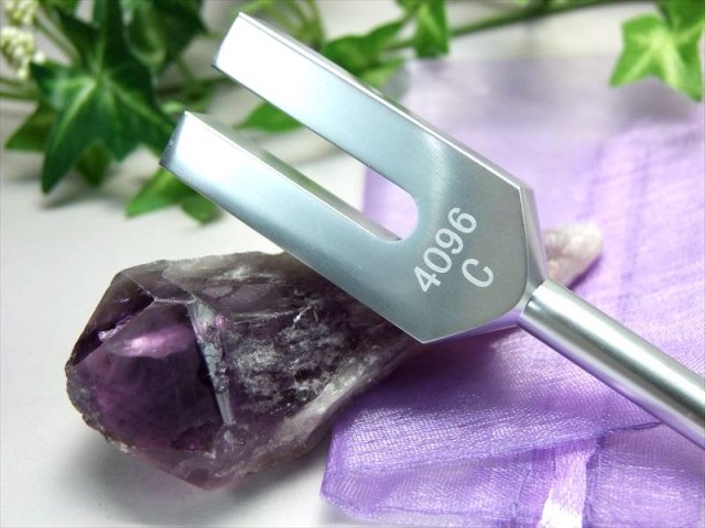 愛と直感力を高める音色 アメジストのナチュラルダガーポイント付き クリスタルチューナー 音叉浄化セット オーガンジー袋入り ヨガや瞑想にもおすすめ inmy