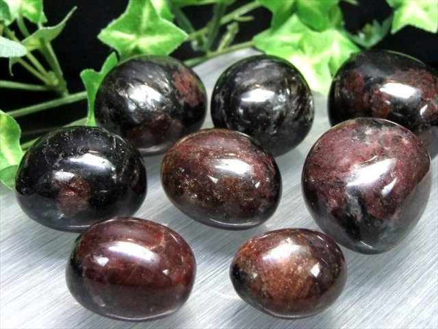 ガーネットインヌーマイト タンブル 詰め合わせ 一袋100g 約3-5個入り 1月の誕生石 希少なガーネットとヌーマイトの共生