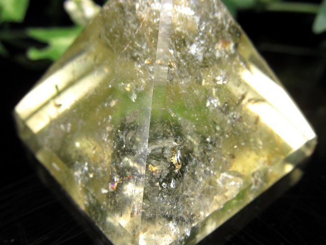 虹入り シトリン ピラミッド 重さ69.4g 底面の一辺 約41mm 超透明