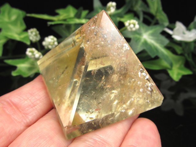 虹入り シトリン ピラミッド 重さ69.4g 底面の一辺 約41mm 超透明