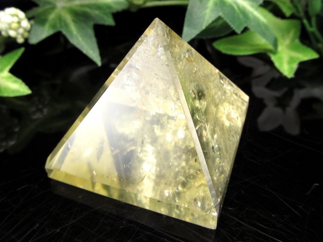 虹入り シトリン ピラミッド 重さ69.4g 底面の一辺 約41mm 超透明