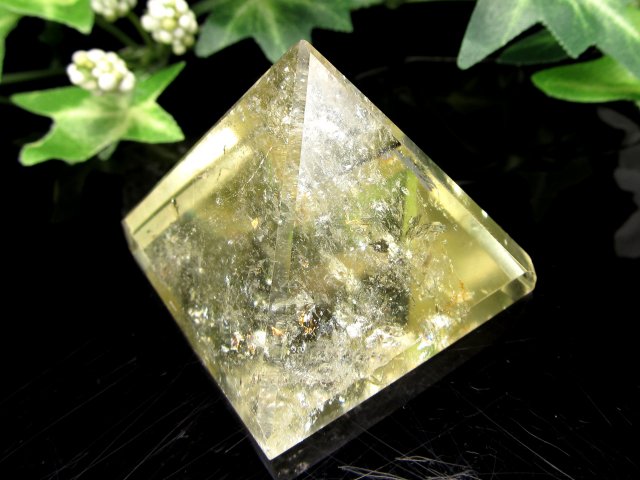 虹入り シトリン ピラミッド 重さ69.4g 底面の一辺 約41mm 超透明