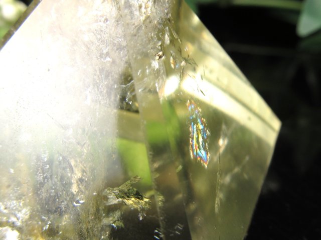 虹入り シトリン ピラミッド 重さ69.4g 底面の一辺 約41mm 超透明