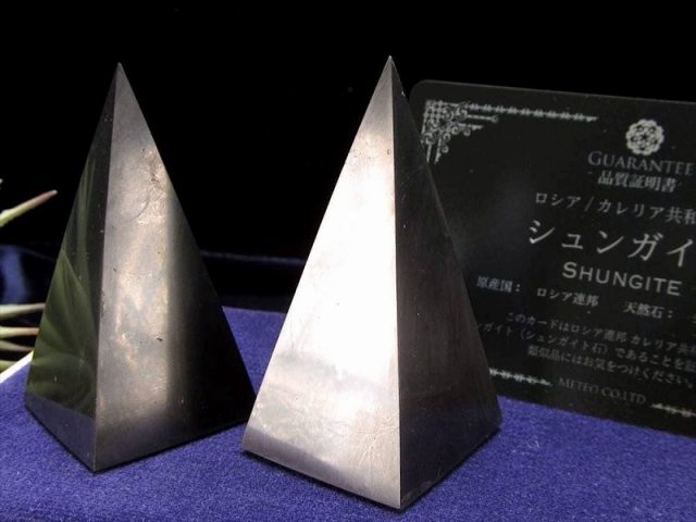 艶ありタイプ Sサイズ シュンガイト 鋭利なピラミッド置物 高さ約5.5cm-6cm×幅約2.5cm-3cm 1個売り 地球上で唯一の天然フラーレンを含む希少鉱物