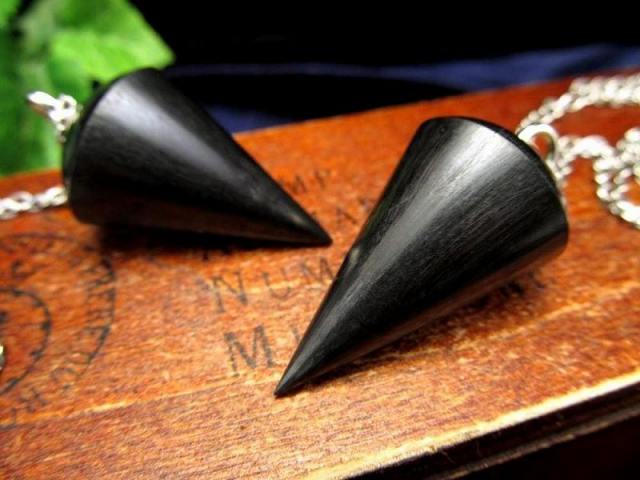 シュンガイト ペンデュラム型 ネックレス 縦約40mm-50mm ネックレスチェーン長さ47cm 1個売り 地球上で唯一の天然フラーレンを含む希少鉱物